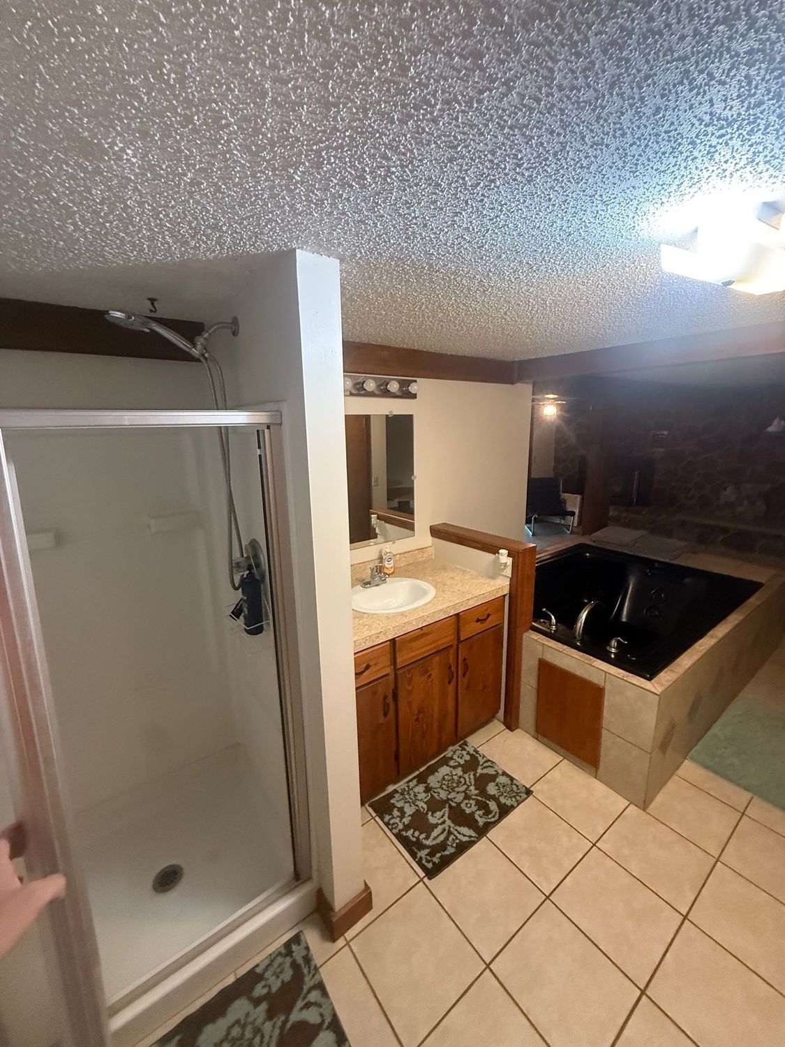 Full bathroom at the Canton Lake Lodge